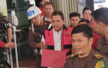 Anggota Badan Pemeriksa Keuangan (Bpk) Achsanul Qosasi Berompi Pink Saat Ditetapkan Sebagai Tersangka Oleh Kejagung.