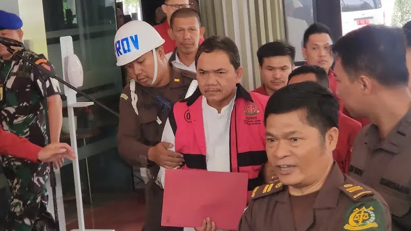 Anggota Badan Pemeriksa Keuangan (Bpk) Achsanul Qosasi Berompi Pink Saat Ditetapkan Sebagai Tersangka Oleh Kejagung.