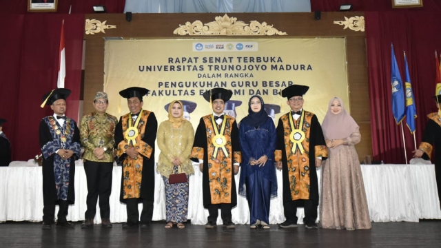 Suasana Saat Pelaksanaan Pengukuhan Guru Besar Di Gedung Mohammad Noer Utm.