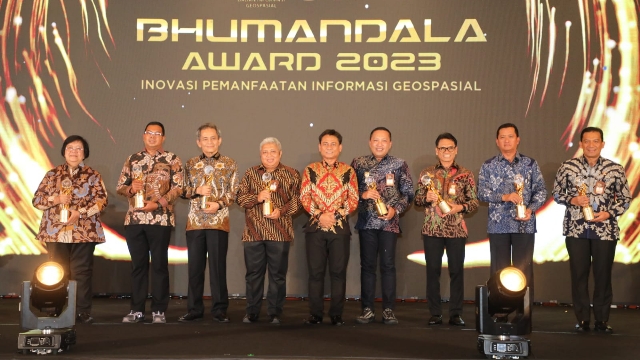 Bupati Sampang H. Slamet Junaidi Saat Menerima Penghargaan Bhumandala Award Tahun 2023