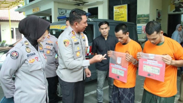 Kapolres Bangkalan Akbp Febri Isman Jaya Saat Mengamankan Pelaku Curianmor Di Mapolres Bangkalan.