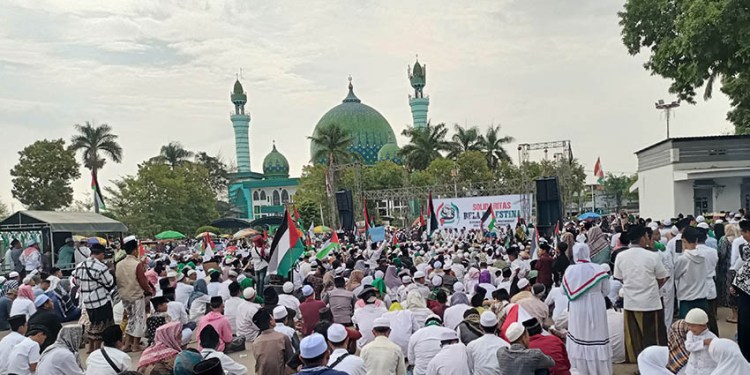 Suasana Aksi Bela Palestina Di Monumen Arek Lancor. (Foto : Koran Madura)