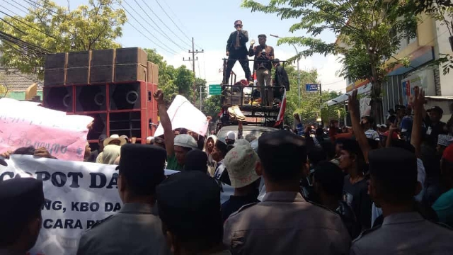 Ribuan Massa Yang Tergabung Dalam Aliansi Masyarakat Camplong Menggugat Saat Berada Di Depan Mapolres Sampang.