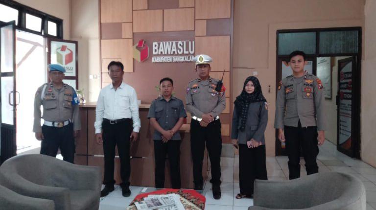 Personel Polres Bangkalan Saat Melakukan Patroli Di Kantor Bawaslu.