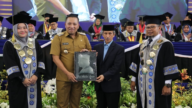 Bupati Sampang H. Slamet Junaidi Bersama Direktur Poltera. (Foto : Prokopim Pemkab Sampang)