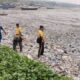 Satpolairud Polres Bangkalan Saat Meninjau Kondisi Sampah Di Pelabuhan Timur Kamal.