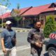 Menantu Korban (Bertopi) Saat Bersama Kuasa Hukum Di Polres Sampang. (Foto : Tribun Madura)