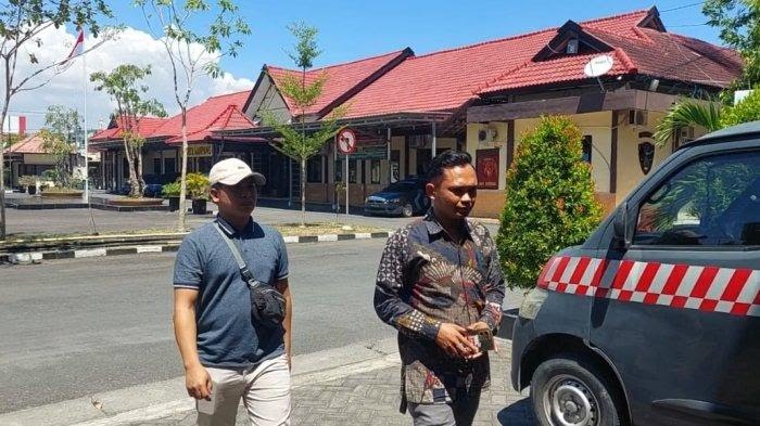 Menantu Korban (Bertopi) Saat Bersama Kuasa Hukum Di Polres Sampang. (Foto : Tribun Madura)