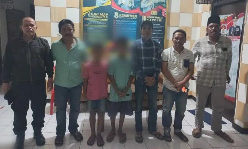 Kedua Bocah Saat Diamankan Petugas Polsek Tengaran Semarang.