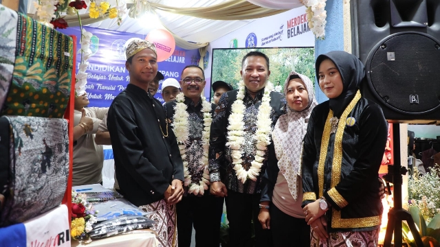 Bupati H. Slamet Junaidi Saat Berada Di Stand Dinas Pendidikan Kabupaten Sampang.