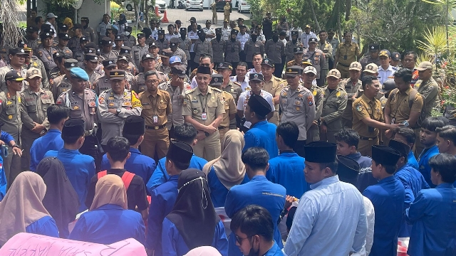 Aktivis Mahasiswa Saat Melakukan Aksi Unjuk Rasa Di Kantor Pemerintah Kabupaten Bangkalan.