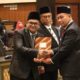 Ketua Dprd Bangkalan Efendi Saat Melakukan Pelantikan Pengganti Antar Waktu Dua Anggotanya.