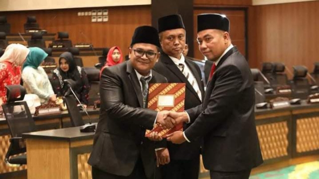 Ketua Dprd Bangkalan Efendi Saat Melakukan Pelantikan Pengganti Antar Waktu Dua Anggotanya.