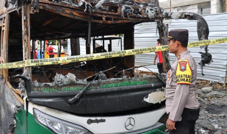 Kondisi Bus Yang Hangus Terbakar Akibat Konsleting Mesin.