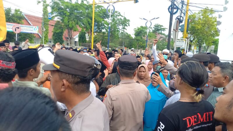 Ratusan Warga Dari Desa Gunung Rancak Robatal Saat Mendatangi Kejaksaan Negeri Sampang. (Foto : Teropong Barat)