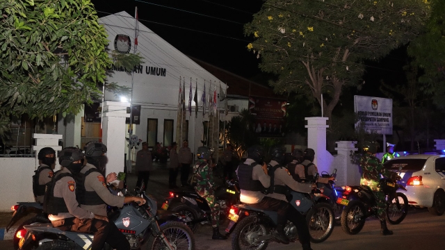 Pasukan Polres Sampang Saat Berada Di Depan Kantor Kpu.