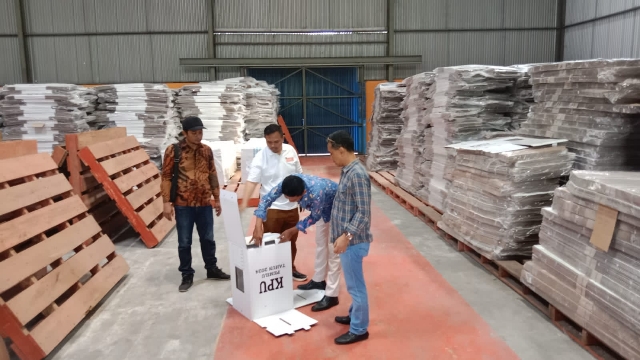 Anggota Komisioner Kpu Bangkalan Saat Melakukan Pengecekan Logistik Di Gudang Bulog.