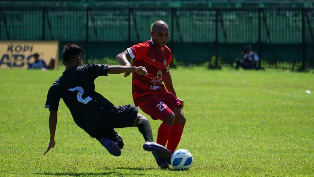 Pemain Persesa Sampang Saat Beradu Duel Dengan Pemain Persepam Pamekasan.