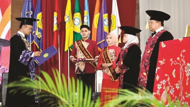 Suasana Saat Berlangsung Pengukuhan Guru Besar Di Gedung R. P Mohammad Noer.