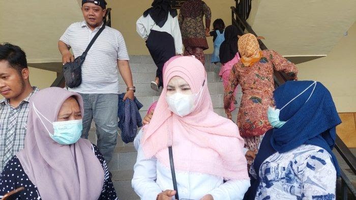 Sejumlah Guru Sd Di Sampang Saat Mendatangi Mapolres Sampang. (Foto : Tribun Madura)