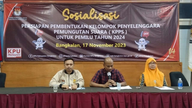 Komisioner Kpu Bangkalan Saat Mensosialisasikan Pembentukan Kpps.