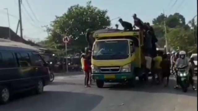 Sekelompok Anak Muda Saat Ramai Ramai Menghadang Truk Untuk Ditumpangi.