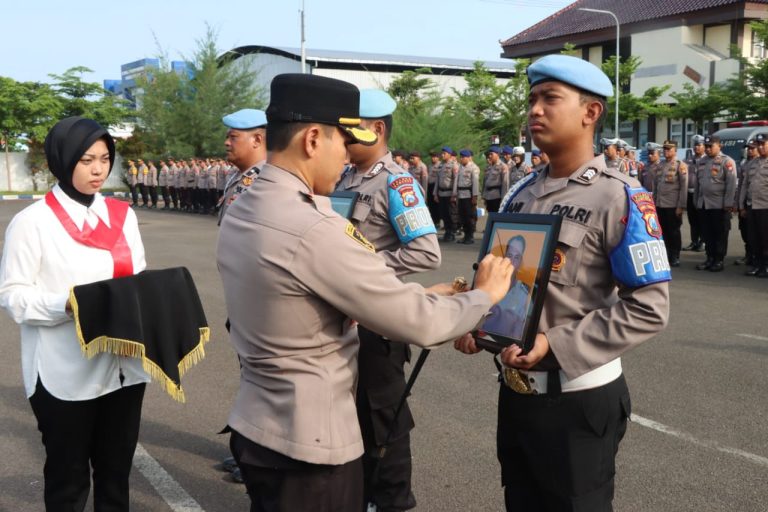 Kapolres Sumenep Saat Memimpin Upacara Pemberhentian Tidak Hormat Dua Orang Anggota Polres Sumenep.