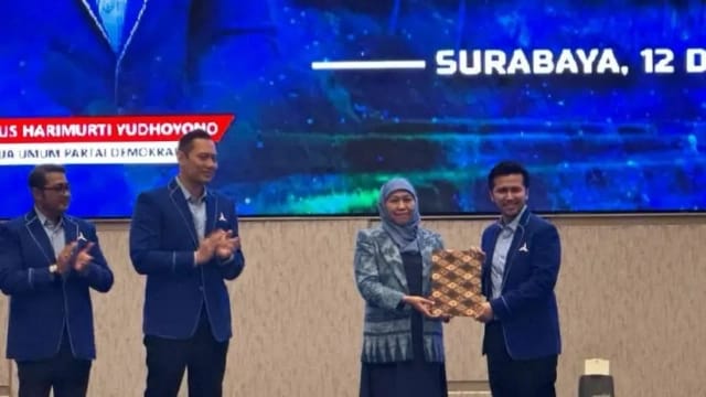 Khofifah Indar Parawansa Dan Emil Dardak Saat Menerima Dukungan Dari Partai Demokrat.