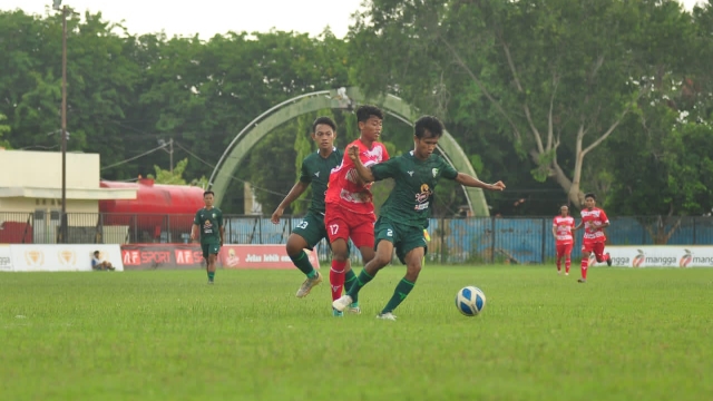 Pemain Persesa Sampang Saat Menguasai Bola Dengan Dibuntuti Pemain Persepam Pamekasan.