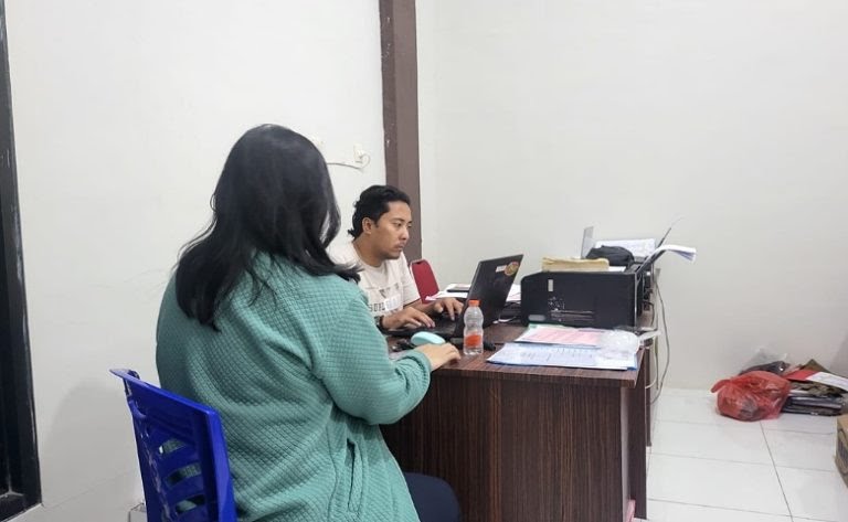 Korban Ld Saat Diperiksa Oleh Polisi. (Foto : Humas Polres Sampang)