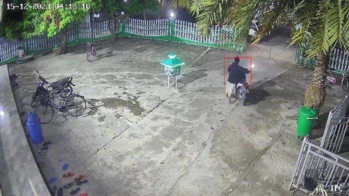 Pelaku Memakai Jaket Saat Terekam Cctv Masjid. (Dok. Istimewa)