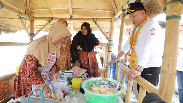 Bupati Sampang Saat Memborong Dagangan Warga Di Salah Satu Stand Wisata Mangrove Sreseh. (Dok. Prokopim Pemkab Sampang)