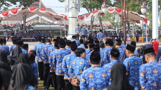 Bupati Sampang H. Slamet Junaidi Saat Menyampaikan Sambutan Saat Apel Hari Korpri Ke 52. (Dok. Prokopim Pemkab Sampang)