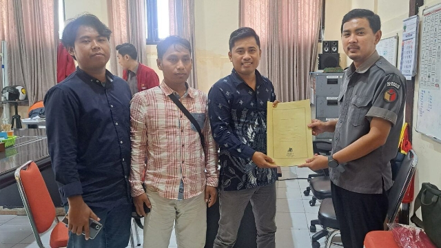 Pelapor Saat Usai Menerima Bukti Pelaporan Di Bawaslu Bangkalan.