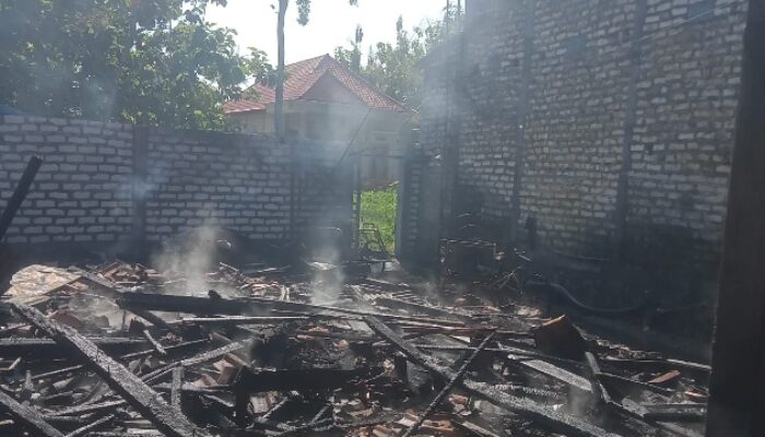 Konsleting Arus Listrik, Rumah Kontrakan Di Sampang Dilalap Si Jago Merah