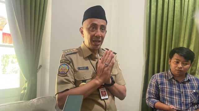 Pj Bupati Bangkalan Arief M Edie Saat Diwawancara Awak Media.