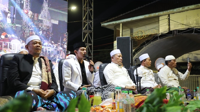 Habib Zaidan Bin Yahya Saat Melantunkan Sholawat Didampingi Pengasuh Ponpes Darus Syahid Dan Bupati - Wabup Sampang. (Dok. Prokopim Pemkab Sampang)