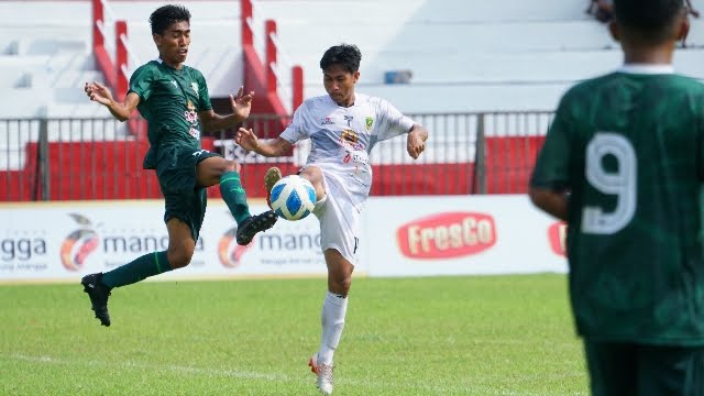 Pemain Perssu Sumenep Beradu Duel Dengan Pemain Persesa Sampang Saat Fase Grup.