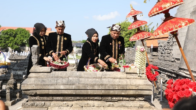 Bupati Dan Wabup Sampang Saat Melakukan Ziarah Ke Makam Rato Ebhu.