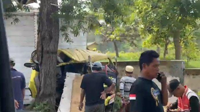 Kondisi Mobil Boks Usai Menabrak Pohon.