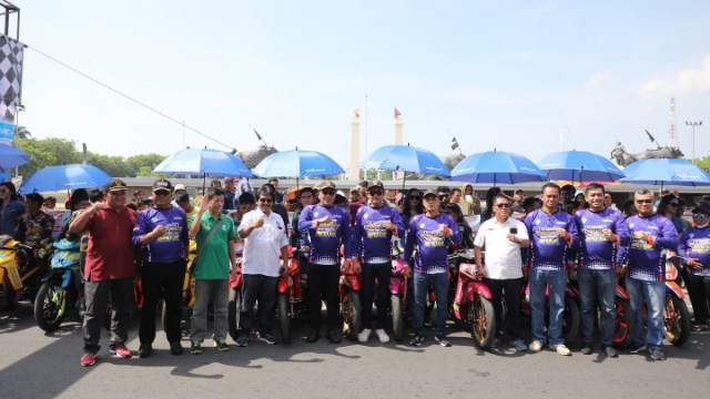 Bupati Dan Wabup Bersama Forkopimda Saat Membuka Kejurprov Road Race Jatim Final 2023 Bupati Cup Di Sirkuit Non Permanen Alun - Alun Trunojoyo. (Dok. Prokopim Pemkab Sampang)