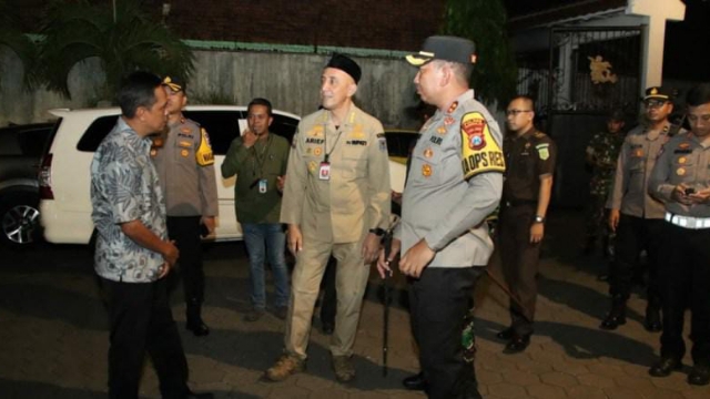 Kapolres Bangkalan Bersama Pj Bupati Bangkalan Saat Meninjau Gereja Di Kota Bangkalan.