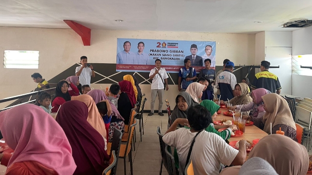 Suasana Relawan Prabowo Gibran Di Kota Bangkalan Saat Berbagi Makan Siang.