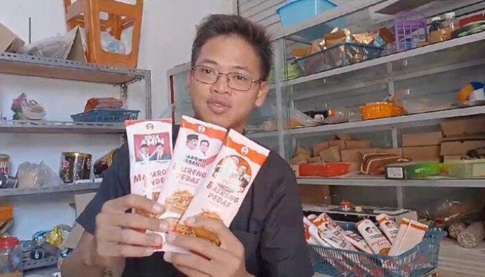 Ide Unik Pemuda Sampang Jual Basreng Berkemasan Capres – Cawapres