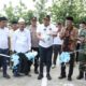 Bupati Sampang Saat Meresmikan Jalan Rabat Beton Desa Banjar Kecamatan Kedungdung. (Dok. Prokopim Pemkab Sampang)