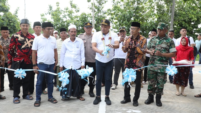 Bupati Sampang Saat Meresmikan Jalan Rabat Beton Desa Banjar Kecamatan Kedungdung. (Dok. Prokopim Pemkab Sampang)