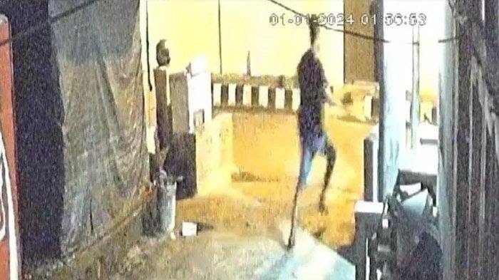 Tayangan Video Cctv Tampak Pelaku Yang Lari Terbirit-Birit.