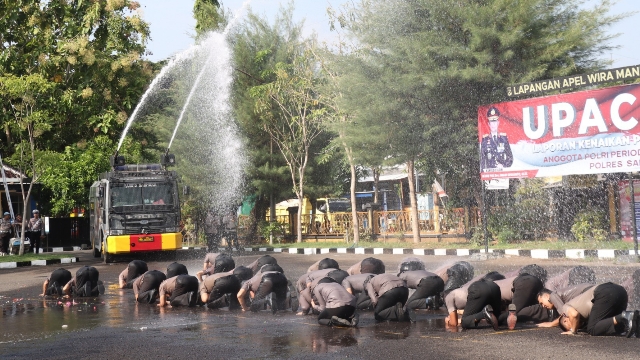 Upacara Kenaikan Pangkat Yang Berlangsung Di Mapolres Setempat.