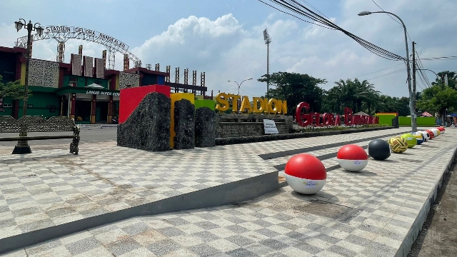 Pemasangan Bola Beton Di Depan Stadion Gelora Bangkalan.