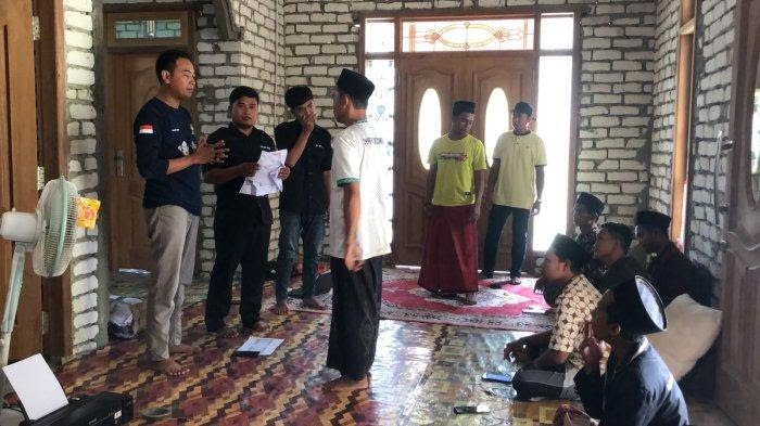 Sejumlah Peserta Rekrutmen Kpps Saat Melakukan Aksi Protes Di Sekretariat Pps Karang Penang Oloh.